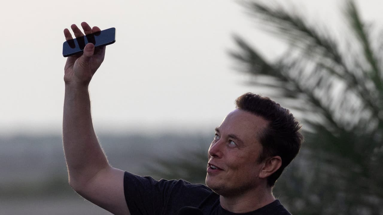 Elon Musk telekom devlerine savaş açtı: Kendi telefon aboneliği ve mobil ağını kuruyor