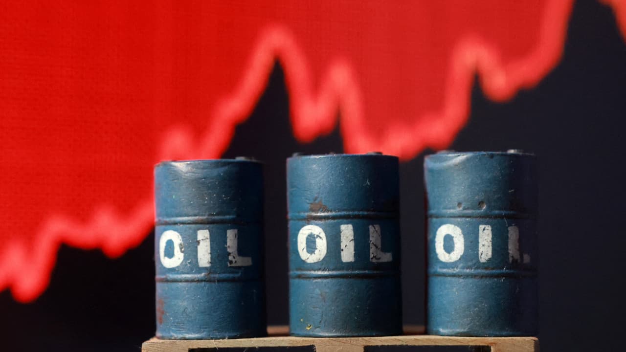 IEA’dan petrol piyasasına savaş revizyonu: Arz ve talep düşecek